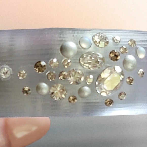 ALEXIS BITTAR | SWAROVSKI CRYSTAL LUMINOUS GRAY MAGNETIC LUCITE BRACELET - Picture 4 of 12